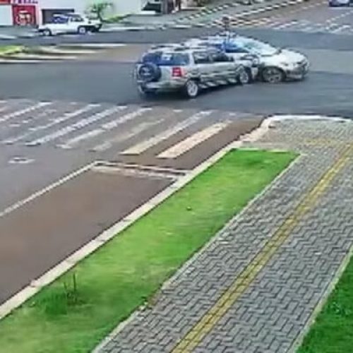 Carro do Google Street View tomba após colisão no Paraná; assista